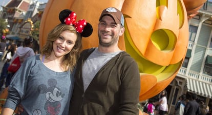 Alyssa Milano y su marido David Bugliari celebrando Halloween en California en 2013.