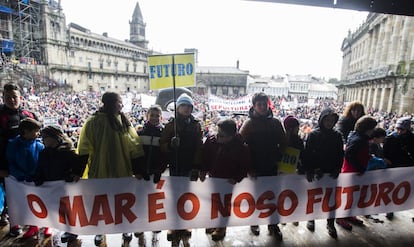 Niños portan una pancarta tras la llegada de la marcha al Obradoiro.