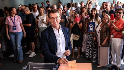 El líder del Partido Popular, Alberto Núñez Feijóo, ejerce su derecho al voto en un colegio electoral de Madrid, este domingo.