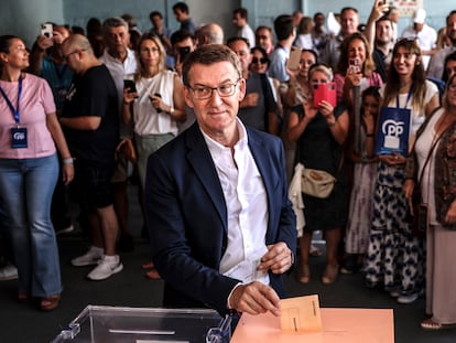 El líder del Partido Popular, Alberto Núñez Feijóo, ejerce su derecho al voto en un colegio electoral de Madrid, este domingo.