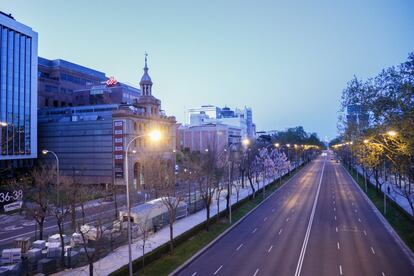 Vista del paseo de La Castellana, vacía de tráfico esta mañana, a la altura del metro Rubén Darío.