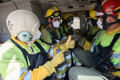 El equipo de bomberos, dentro del helicóptero en la base de Enguera.