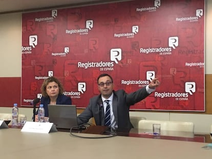 María Emilia Adán, decana del Colegio de Registradores, y su vicedecano, José Miguel Tabarés.