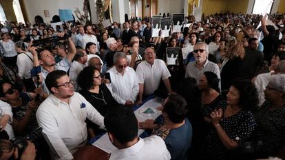 Simpatizantes de Ortega invaden el funeral de Cardenal para gritarle “traidor” mientras un grupo de amigos cercanos protege el féretro.