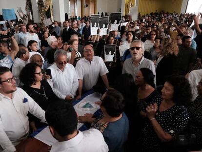 Simpatizantes de Ortega invaden el funeral de Cardenal para gritarle “traidor” mientras un grupo de amigos cercanos protege el féretro.