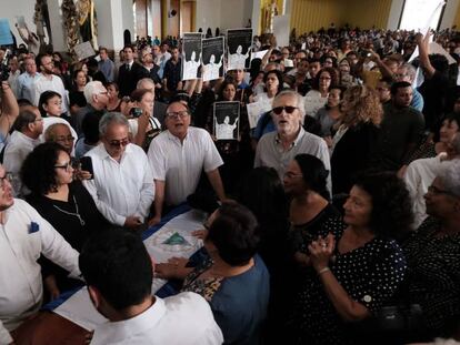 Simpatizantes de Ortega invaden el funeral de Cardenal para gritarle “traidor” mientras un grupo de amigos cercanos protege el féretro.