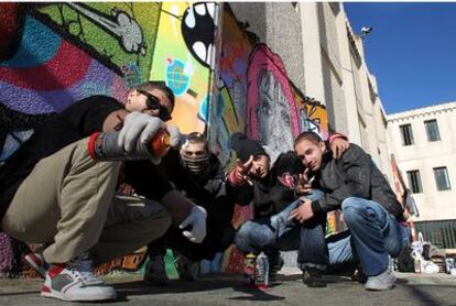 Un grupo de jóvenes presos de la cárcel de Alcalá Mecó aprenden la técnica 'grafitera' de mano de profesionales.