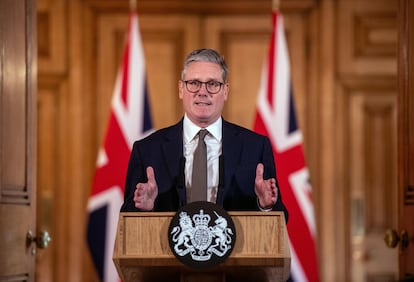 El primer ministro británico, Keir Starmer, habla durante una rueda de prensa tras la primera reunión de su gabinete, este sábado en Londres.