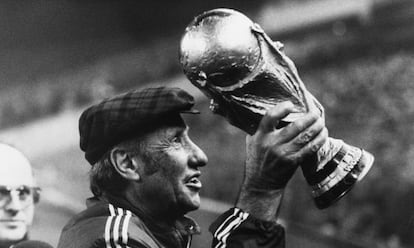 Helmut Schoen, con el trofeo de la Copa del Mundo de 1974.