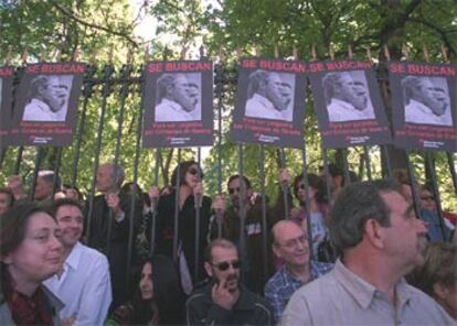 Las rejas que demilitan el madrileño Parque del Retiro, muy cerca de la Puerta de Alcalá, mostraban carteles en los que junto a las foto de Bush y Aznar podía leerse: "Se buscan, para ser juzgados por crímines de guerra".