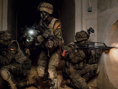 Legionarios, durante un entrenamiento de combate urbano en la base de Viator (Almería).