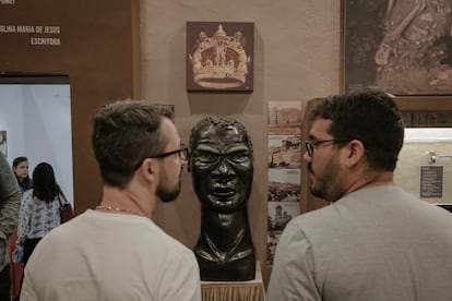 Dos visitantes observan un busto de la colección del Instituto dos Pretos Novos, en el barrio Gamboa de la ciudad de Río de Janeiro.