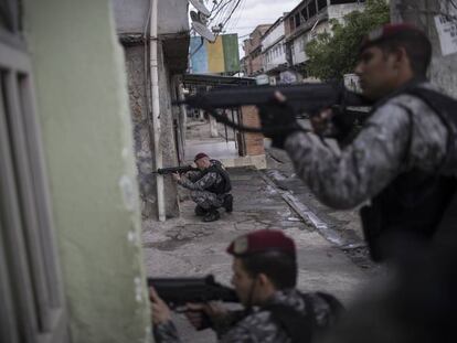 Agentes da Força Nacional, durante operação no Complexo da Maré no dia 11 de agosto.