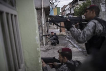 Agentes da Força Nacional, durante operação no Complexo da Maré no dia 11 de agosto.