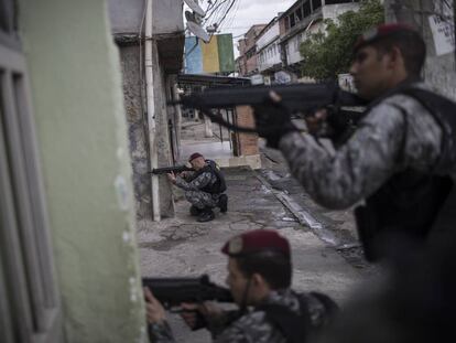 Agentes da Força Nacional, durante operação no Complexo da Maré no dia 11 de agosto.