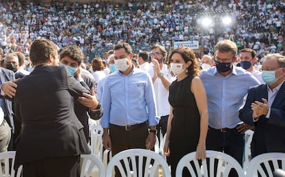 Los presidentes autonómicos del PP en el poder, Fernando López Miras, Juan Manuel Moreno, Isabel Díaz Ayuso, Alberto Núñez Feijóo y Jesús Vivas, saludan a Pablo Casado a su llegada el domingo a la plaza de toros de Valencia.