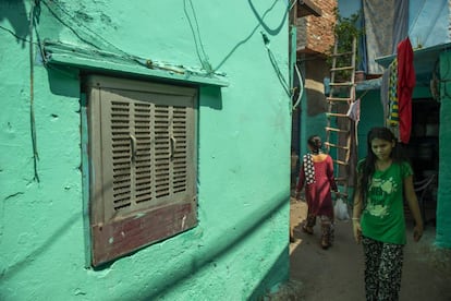 La seguridad que sienten las mujeres en una ciudad o en un barrio suele estar estrechamente relacionada con aspectos básicos como la estructura urbana o el sistema de transporte. Anna Nagar Slum es un tugurio junto a las vías del tren en Delhi.