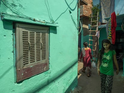 La seguridad que sienten las mujeres en una ciudad o en un barrio suele estar estrechamente relacionada con aspectos básicos como la estructura urbana o el sistema de transporte. Anna Nagar Slum es un tugurio junto a las vías del tren en Delhi.