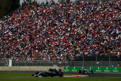 El alem&aacute;n Nico Rosberg (Mercedes GP) conduce delante del brit&aacute;nico Lewis Hamilton (Mercedes GP) durante el Gran Premio de la F&oacute;rmula 1 en Mexico.