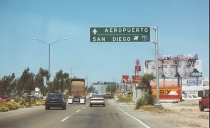 Se&ntilde;ales de tr&aacute;fico indicativas del aeropuerto de Tijuana y de San Diego.