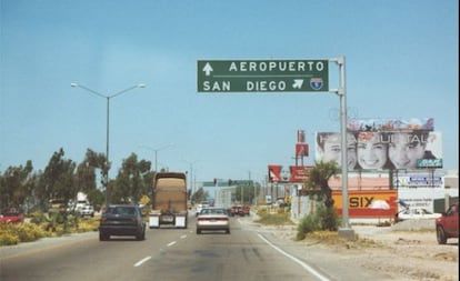 Señales de tráfico indicativas del aeropuerto de Tijuana y de San Diego.