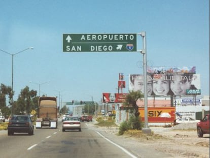 Placa indicativa do aeroporto de Tijuana e da cidade de San Diego.