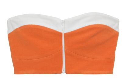 La diseñadora canadiense afincada en París Tara Jarmon ha creado este bandeau naranja y blanco perfecto para el sofocante calor estival. (145 euros).

	Por María Romero.