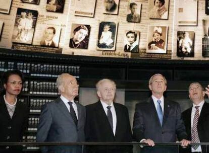 George W. Bush escucha las explicaciones de un responsable del Museo del Holocausto, en Jerusalén, acompañado de otros líderes políticos.