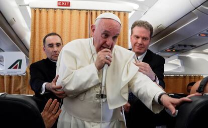 EL papa Francisco habla con los periodistas en el viaje de vuelta de su visita a Egipto. 