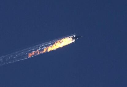 Captura de vídeo facilitada por el canal de televisión HaberTurk que muestra el cazabombardero ruso Su-24 que deja una estela de fuego a medida que cae tras ser derribado cerca de la frontera entre Siria y Turquía el 24 de noviembre. Ankara afirmó que el avión, que cayó en territorio sirio cerca de la frontera con Turquía, fue derribado porque violó su espacio aéreo y no hizo caso a varias advertencias turcas. | <a href=http://internacional.elpais.com/internacional/2015/11/24/actualidad/1448352222_650621.html target=”blank”>IR A LA NOTICIA</a>