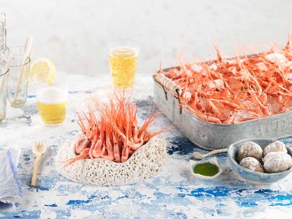 Muchos conocerán este crustáceo como camarón solado. Pero en Lanzarote todos lo llaman Gamba de La Santa. Es todo un símbolo de la isla, donde se sirve sobre una capa de sal marina y con un ligero toque de fuego vivo y limón.