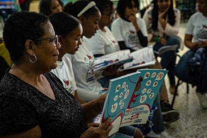 Alumnas reciben educación sexual y reproductiva dentro de un aula, en República Dominicana, en diciembre de 2023.