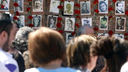 Homenaje a 3.000 fusilados por el franquismo en el cementerio de La Almudena en 2010.