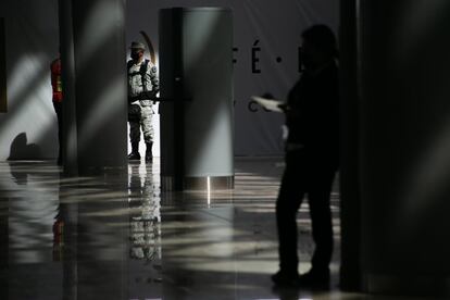 Personal de la Secretaría Nacional de la Defensa se encarga de resguardar la seguridad del aeropuerto de Santa Lucía.