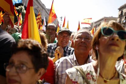 Manifestante emocionado durante el discurso de Vargas Llosa.