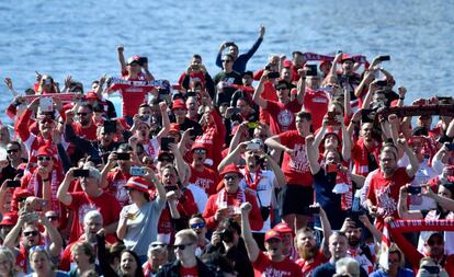 Seguidores del equipo de fútbol alemán Union Berlin toman fotos de sus ídolos mientras celebran el ascenso a la Bundesliga sobre un barco en el río Spree en Berlín.