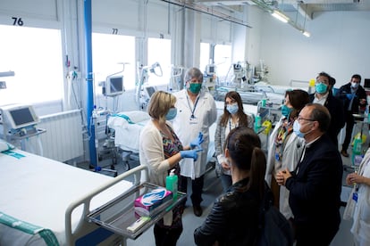 La consejera de Salud, Alba Vergés, en una visita al hospital Parc Taulí de Sabadell.