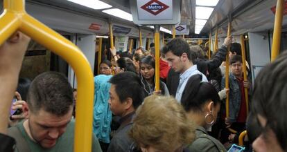 Pasajeros en un tren de la línea 6 del metro.