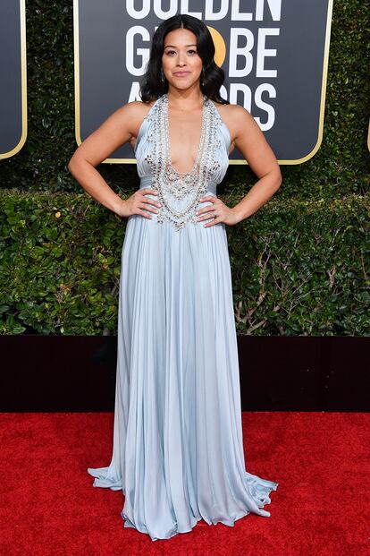 Gina Rodriguez, que este año estrena la temporada final de Jane the Virgin, eligió este modelo azul con escote bordado en plata de Reem Acra.