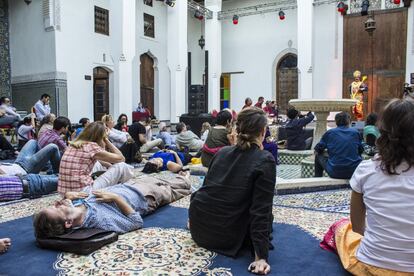 Actuación del Théâtre rituel 'Bhagavata Mela' (India), en el complejo cultural Sidi Mohamed Ben Youssef durante el Festival de Fez de las Músicas Sagradas del Mundo.