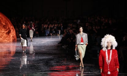 El estreno de Matthieu Blazy al frente de Chanel en la noche del lunes ha cerrado la semana de la moda de París.