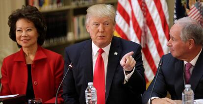 Donald Trump, con la secretaria de Transporte, Elaine Chao, y el CEO de Blackstone, Steve Schwarzman, en el Edificio Eisenhower (Washington).