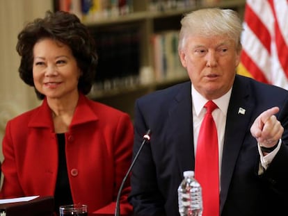 Donald Trump, con la secretaria de Transporte, Elaine Chao, y el CEO de Blackstone, Steve Schwarzman, en el Edificio Eisenhower (Washington).