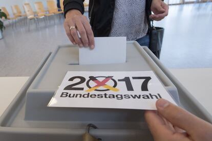 Una mujer vota en un colegio electoral en Gutach (Alemania).