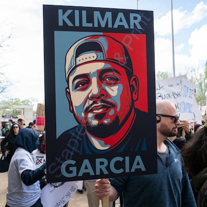 GREENBELT (United States), 16/04/2025.- Demonstrators rally during a status hearing in the Abrego Garcia et al v. Noem case at the US District Court House in Greenbelt, Maryland, USA, 15 April 2025. Kilmar Abrego Garcia was deported by the Trump administration to El Salvador on 15 March, since then US Supreme Court justices stated that the government itself had taken the position that ''the removal to El Salvador was the result of an 'administrative error. Neither the Trump administration nor the President of El Salvador are willing to return Abrego Garcia to the United States. (Estados Unidos) EFE/EPA/ANNABELLE GORDON