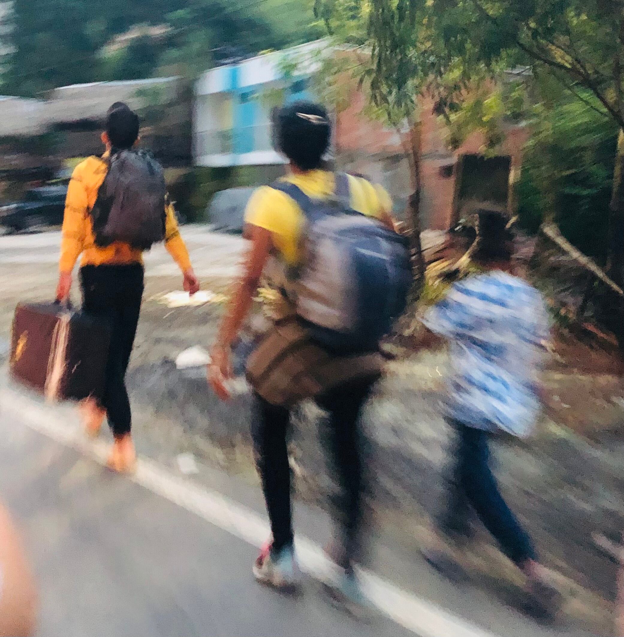 Migrantes venezolanos caminando por la carretera hacia Bucaramanga, Colombia.