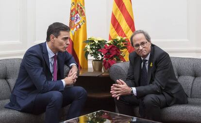 Reunión del presidente del Gobierno, Pedro Sánchez (i), y el presidente de la Generalitat de Cataluña, Quim Torra, en Barcelona.