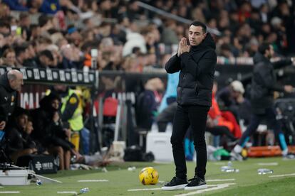 El entrenador del FC Barcelona, Xavi Hernández, durante el partido ante el Valencia.