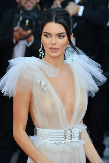 Puede que los franceses sean conocidos por su actitud relajada respecto a la desnudez en las películas, pero cuando se trata de la alfombra roja, los organizadores del Festival de Cannes esta año han vetado de forma explícita las transparencias y los vestidos voluminosos. Según informaciones de Elsa Fernández-Santos, el festival matizó en un correo electrónico enviado anoche a este periódico que ambas normas hace tiempo que están “en funcionamiento”, y que solo este año se han hecho “explícitas”. En la imagen, la modelo Kendall Jenner en la alfombra roja del año 2018, con un vestido blanco completamente transparente.