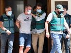 

VALENCIA, 17/06/2021.
Agentes de la Guardia Civil trasladan a David S.O., de 30 años, detenido en relación con la desaparición, en noviembre de 2019, de la joven de 21 años Wafaa Sebbahe. La Guardia Civil ha hallado un cuerpo en un pozo ubicado en una finca de la localidad de La Pobla Llarga (Valencia), propiedad de la familia del detenido
 FOTO, MÒNICA TORRES EL PAÍS